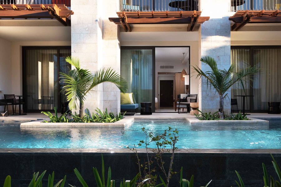 Resort King/Queen - Swim Up Junior Suite